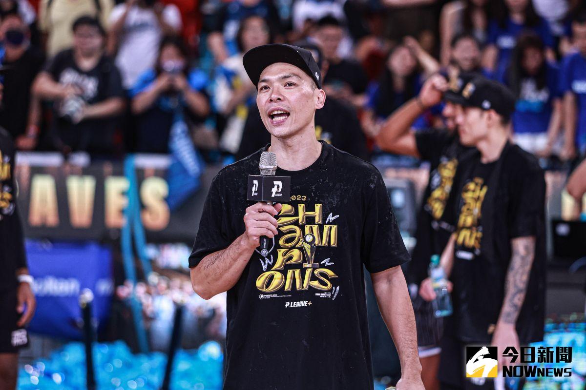 ▲P. LEAGUE+臺北富邦勇士今（1）日宣布與隊長蔡文誠正式完成續約，期待他持續發揮領袖影響力，帶領年輕球員成長蛻變，攜手球隊再創佳績。（圖／記者葉政勳攝 ）