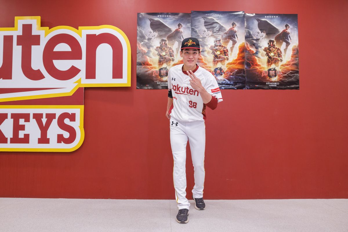 ▲《閃電俠》現身桃園棒球場，開戰中職「最速男」陳晨威。（圖／華納兄弟）