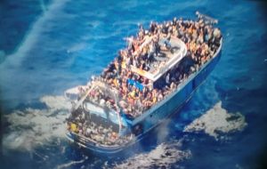 移民船沉沒希臘外海　至少78死、百人獲救
