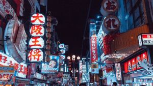 ▲日本商店街招牌眾多，由於廣告模式的不同，日本通常以「最低價」招牌設計作為吸引顧客的模式。（示意圖／取自unsplash）