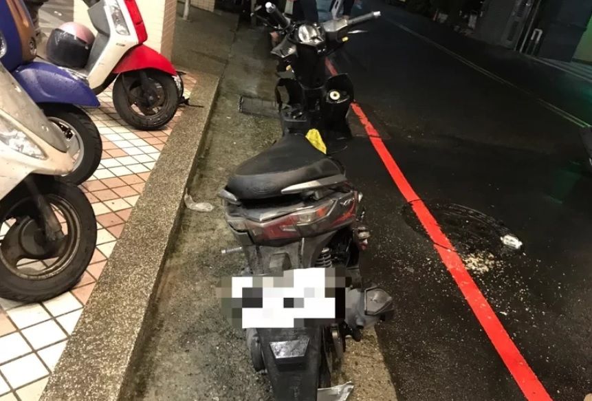 ▲14日晚間，台中市發生死亡車禍，王姓男子騎機車行經路口，疑突然想左轉隨即打左轉燈、車身偏左，遭內側BMW碰撞，王男因頭部及四肢重創，送醫搶救仍宣告不治。。（圖／翻攝畫面）  