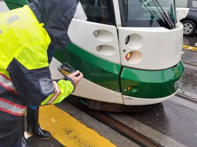 ▲15日上午8時許，高雄市輕軌列車遭機車擦撞。而肇事的機車騎士，於擦撞後離開現場，後續警方將追查到案說明。（圖／翻攝畫面）  