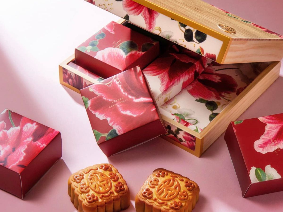 ▲台北君悅酒店推出「韻悅．中秋寶盒」月餅，內含4款經典口味，售價1980元，7月14日前預訂享早鳥82折。（圖／取自台北君悅臉書）