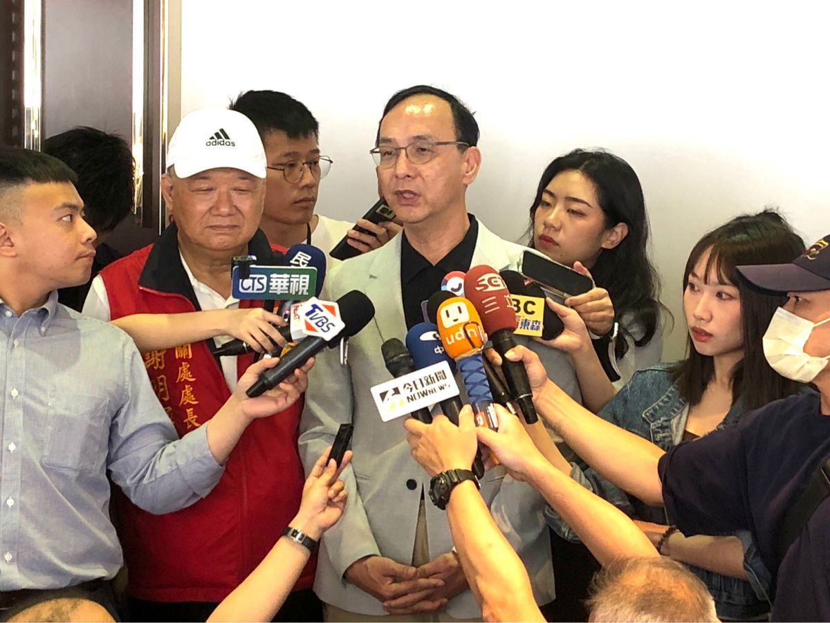 ▲媒體報導指出，朱立倫與侯友宜雙方陣營幕僚，為整合韓國瑜、郭台銘爆發口角；朱立倫今受訪駁斥「憑空捏造、惡意造謠」，應努力把造謠者找出來。（圖／記者嚴俊強攝，2023.06.15）