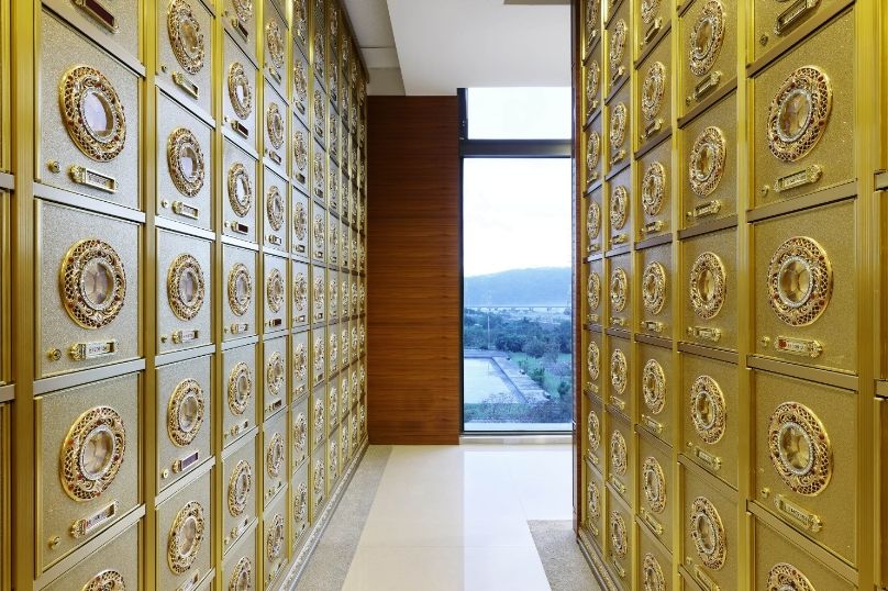 ▲新北民殯葬管理處指出，依規定塔位裡只能放置骨灰，若要放別的東西得向塔方報備，獲同意才能放，而且還要登記在冊。（圖／翻攝龍巖網站）