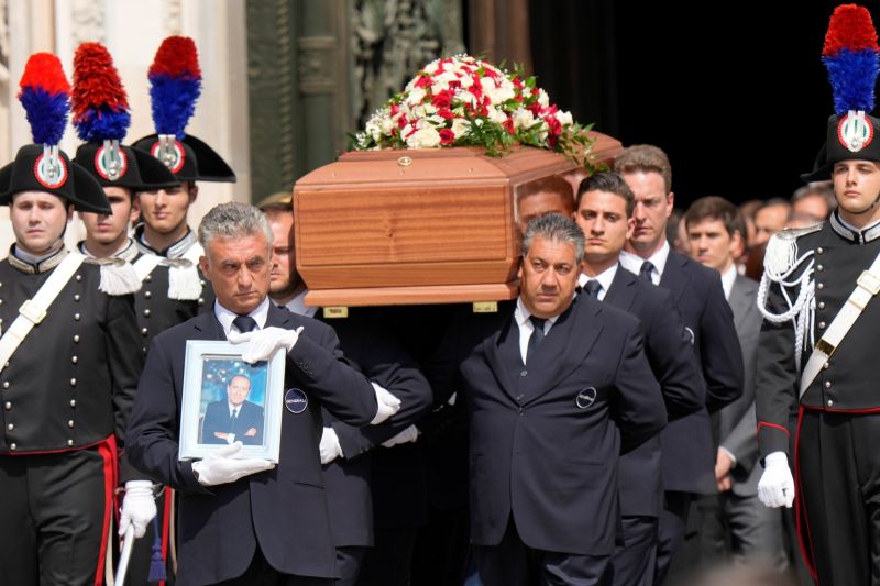 ▲義大利為4度擔任總理的貝魯斯柯尼舉行葬禮。（圖／美聯社／達志影像）