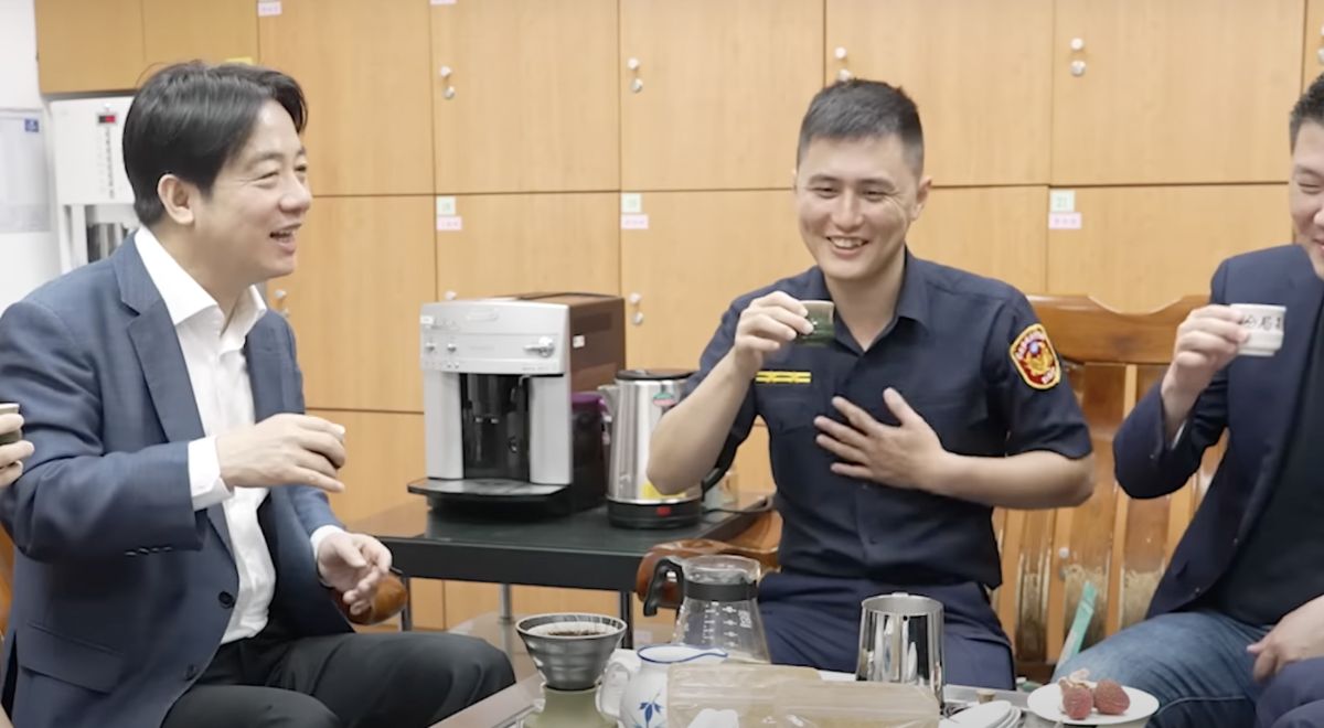 ▲賴清德在警察節前夕到派出所慰勉基層員警的辛勞。（圖／翻攝自賴清德YouTube）