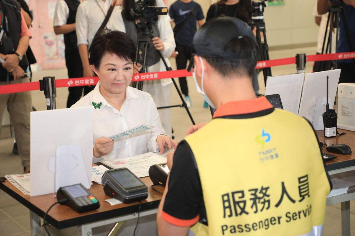 ▲市長盧秀燕前往台中捷運市政府站購票現場，率先購買體驗199元早鳥優惠月票(圖／市政府提供2023.6.15)