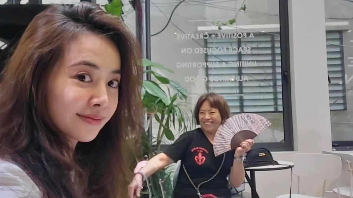 ▲蔡依林（左）近日和家人飛往越南旅遊度假，並在IG上曬出多張美照，沒想到竟意外讓人發現她8年前也曾穿同一件洋裝出國。（圖／翻攝自蔡依林IG）