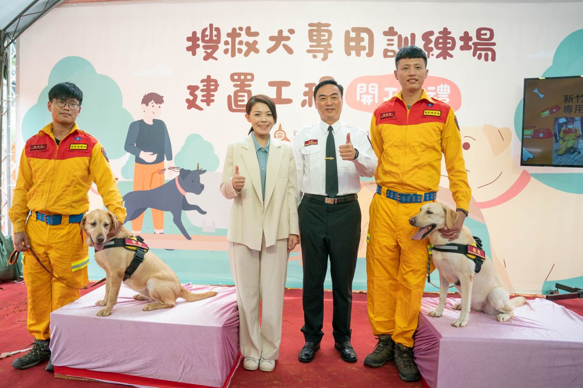▲桃竹竹苗首座搜救犬專用訓練場今日開工，高虹安為2隻考取國際搜救犬組織IRO高級認證的搜救犬Ica及Henin授予1線2星階級章。（圖／新竹市政府提供）