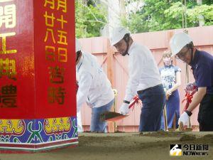 ▲侯友宜出席「貴子坑溪河川環境營造計畫第一標」開工動土典禮，與來賓共同鏟土祈求工程順利。（圖 ／記者吳嘉億攝，2023.06.15）