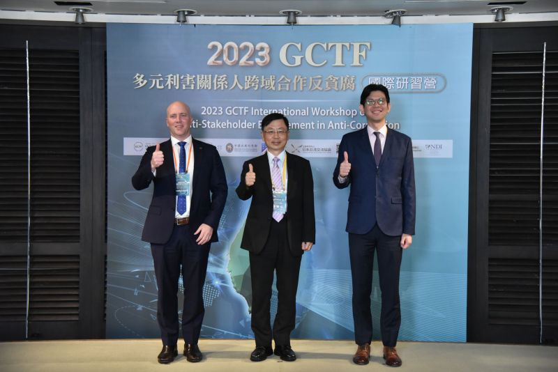 ▲左起澳洲聯邦警察局Timothy Underhill偵緝警司暨駐港資深聯絡官、廉政署長莊榮松、美國國際民主協會台北辦事處總監吳志強(圖/廉政署提供)
