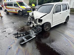 酒駕罰不怕！新北醉男自撞護欄「車頭全毀」　受傷送醫遭送辦
