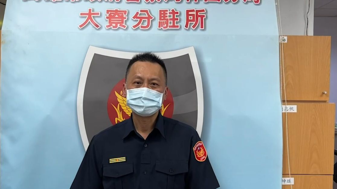 ▲林園分局長林俊賢指出，2名死者身分為18歲的許姓、19歲陳姓女學生，現場無打鬥痕跡，因此排除外力介入，之後經查訪家屬，知悉家中留有遺書，墜樓原因仍待釐清。（圖／翻攝畫面）  