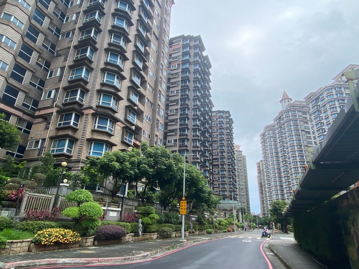 ▲2024中央統籌分配款出爐！人口最多的新北市平均每人只分到1萬4141元，全國最低，但2023上半年新北平均購屋總價超過1400萬元，買房壓力不小。（圖／記者徐銘穗攝）