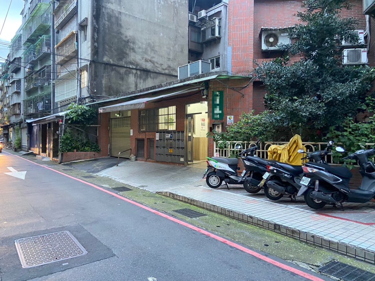 ▲民眾報案指出，一名婦人陳屍在新北市新店區北新路二段某棟大樓內。（圖／翻攝畫面）