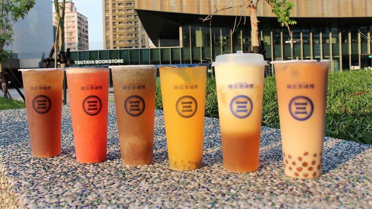 ▲補班日不憂鬱，身份證對中「0、3、5」任一碼，手搖飲爽喝買一送一，還有端午咖啡也買一送一。（圖／業者提供）