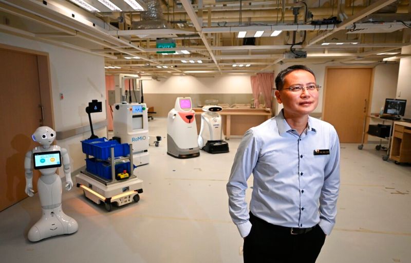 ▲新加坡開始普遍使用機器人協助人力，除了樟宜綜合醫院內運用各種機器人外，警方也在樟宜機場第4航廈部署2台新型巡邏機器人。（圖／美聯社／達志影像）