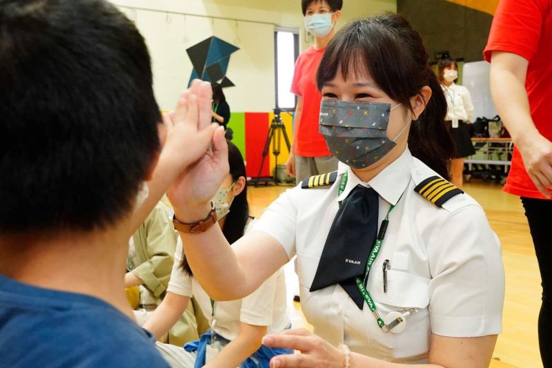 ▲長榮航空昨（15）日前往家扶基金會台中發展學園，陪伴「慢飛天使」互動，體會家長照顧發展遲緩孩童們的辛勞。（圖／長榮航空提供）