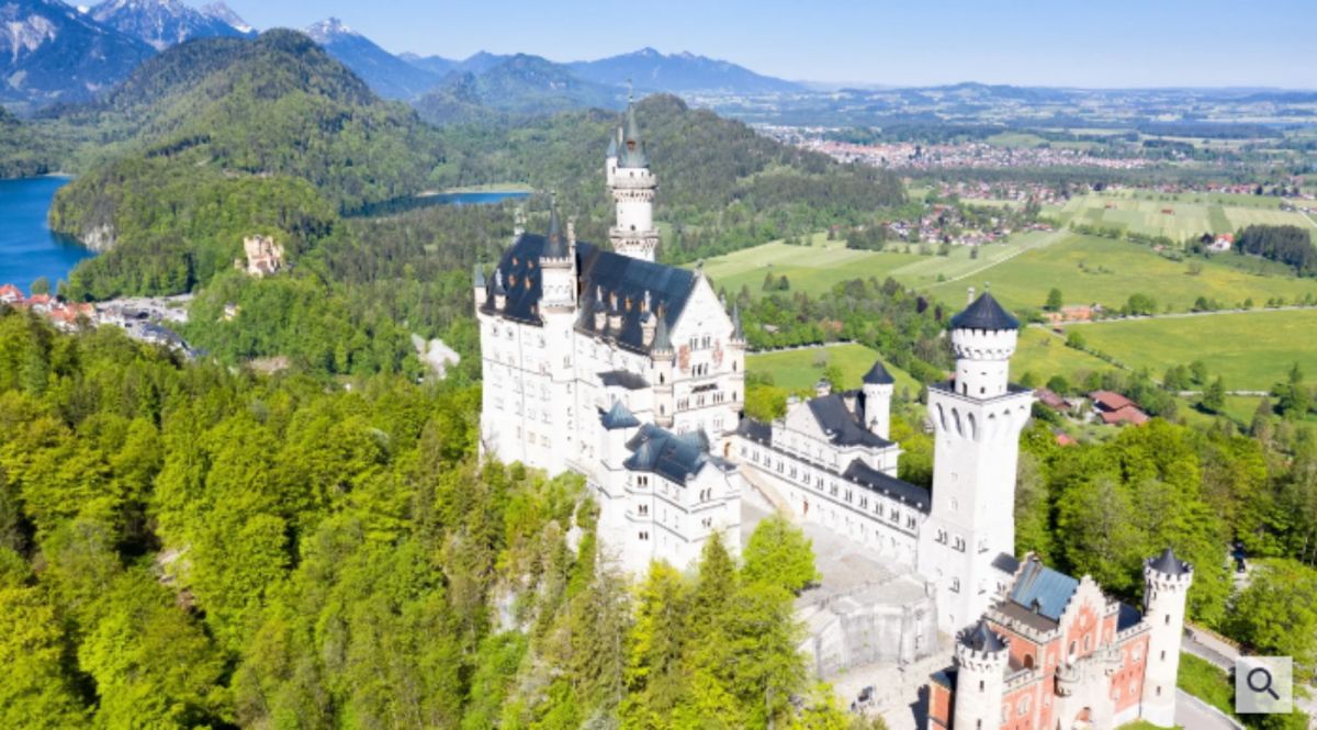 ▲德國南部觀光勝地新天鵝堡附近有2名女性遊客遭到1名男子攻擊，其中1名女子送醫後不治。（圖／翻攝自南德報）