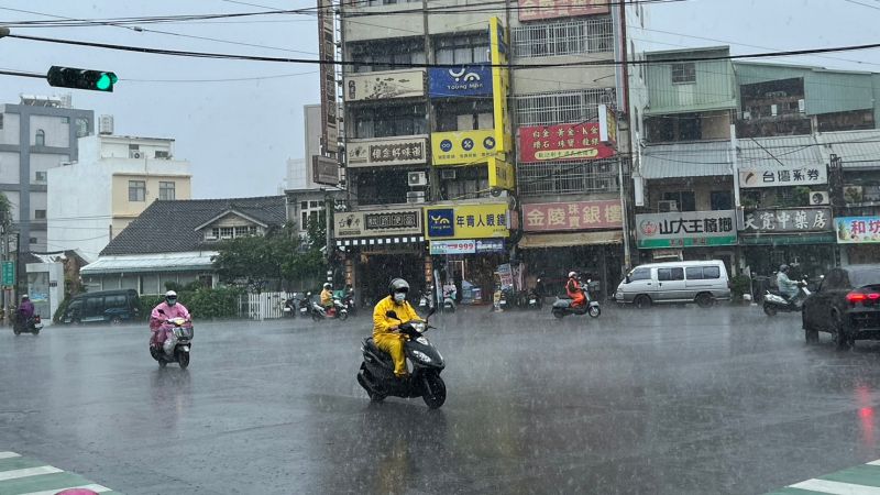 ▲本週台灣天氣不是很穩定，颱風和低壓帶接續的影響，各地都有下大雨的機會。（圖／記者張志浩攝）