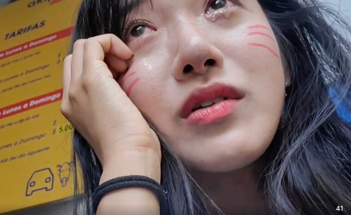 ▲南韓知名實況正妹「企鵝妹」Jinny過去在國外進行直播時，遭到竊賊光明正大搶走手機，讓他崩潰痛哭。（圖/企鵝妹直播）