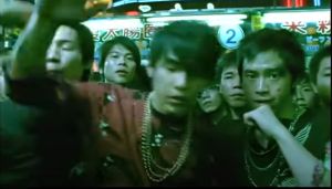 ▲周杰倫在《退後》MV當中飾演混混，與另一派人馬在街頭叫囂。（圖/YT@周杰倫）