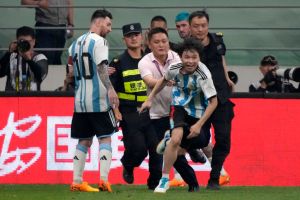 中國球迷衝進場內抱梅西！嗨喊自己未成年不會被罰　慘遭公安打臉
