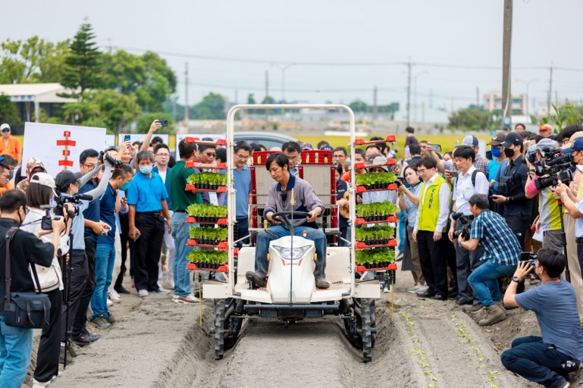 ▲鮮勁合作社為外展移工機構，移工已能熟練操作專業農機做蔬菜代耕作業。（圖／農委會）