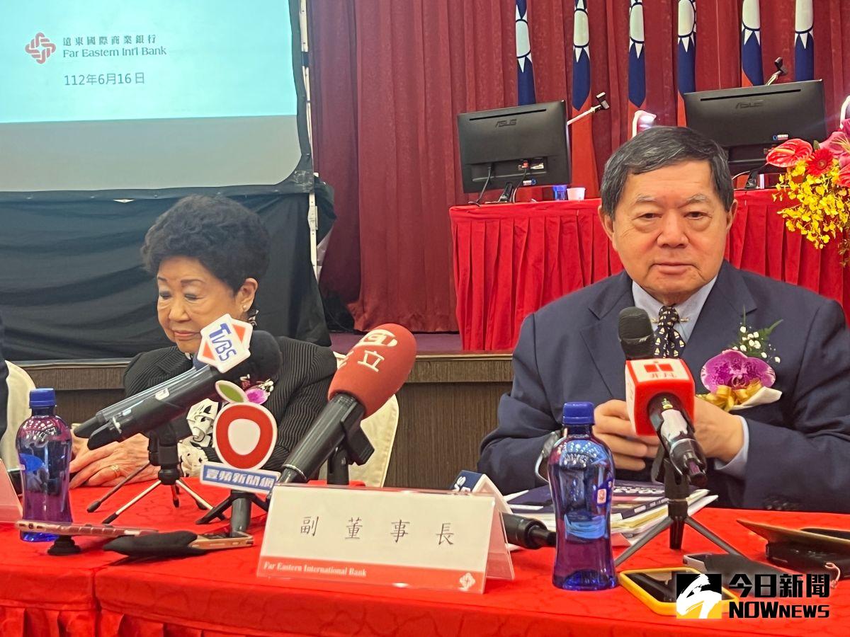 ▲針對SOGO百貨與國泰世華行的聯名卡爭議，遠東集團董事長徐旭東今（16）日出席遠東商銀股東會後表示，合約不可能無限期。（圖／記者顏真真攝）