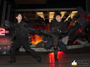 ▲《驚天營救2》台灣特映會，博恩（左）遭賀瓏飛踢。（圖／記者陳明中攝影） 