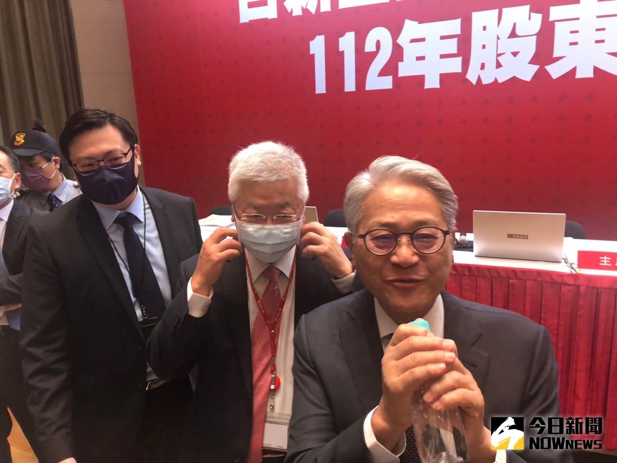 ▲台新金控今（16）日召開股東會，董事長吳東亮也針對是否合併新光金提出說明。（圖／記者顏真真攝）