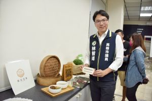 ▲為協助暑假期間弱勢戶家庭學生午餐補助，高雄市議員林智鴻匯集鳳山在地店家，讓弱勢學生在暑假期間，每人每日有70元的餐券可至配合的鳳山美食店家兌換餐點。(圖／高市議員林智鴻提供)