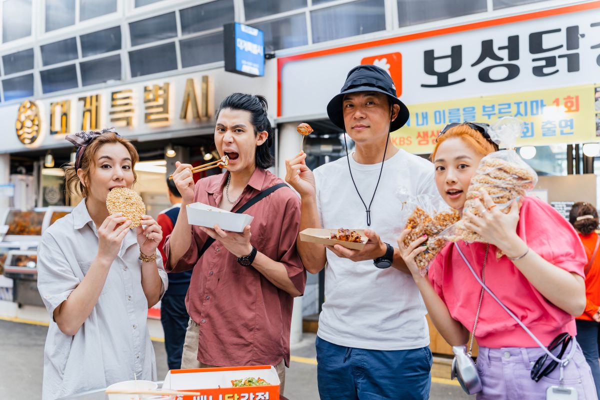 ▲《嗨！營業中》第二季將於本週六播出第五集，莎莎（左起）、李玉璽、姚元浩和鬼鬼一起合影。（圖／好看娛樂提供）