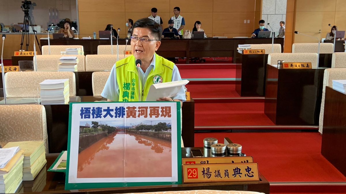 ▲議員楊典忠表示，梧棲大排天天都是黃河水，河川治理失靈。(圖／柳榮俊攝2023.6.16)