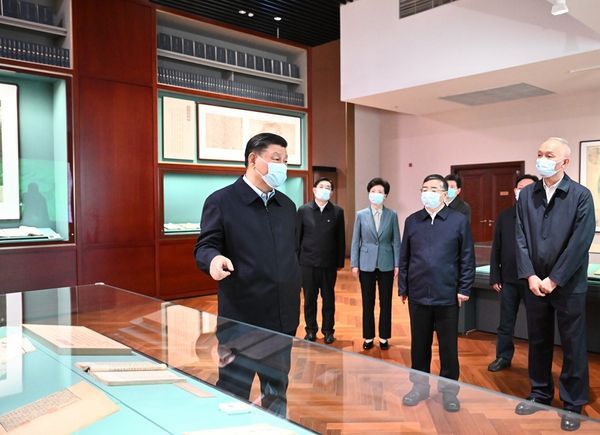 ▲中國國家主席習近平參觀中國國家版本館。(圖/新華社)