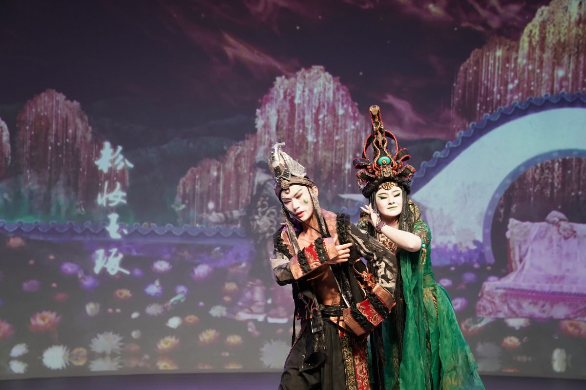 ▲施振榮表示「双融域」跟國外沉浸式空間最大不同，就是找來當代年輕藝術家合作，可以將東方文化呈現給各國觀光客。（圖／科文双融提供）