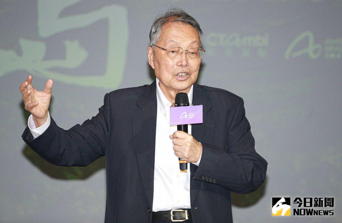 ▲宏碁集團創辦人施振榮認為，AI只是助手，應翻譯成「人工智能」而非「人工智慧」，且更需要具備「人本智慧」以降低可能帶來的負面價值。（圖／攝影記者葉政勳）