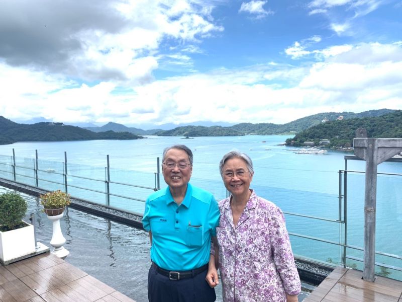 ▲施振榮與太太葉紫華育有施宣輝、施宣麟與施宣榕三兒女,還有六個孫女與兩個孫子,他說年輕的時候拚事業,現在則是努力拚補修健康與家庭學分。(圖/擷取自施振榮Stan哥臉書)