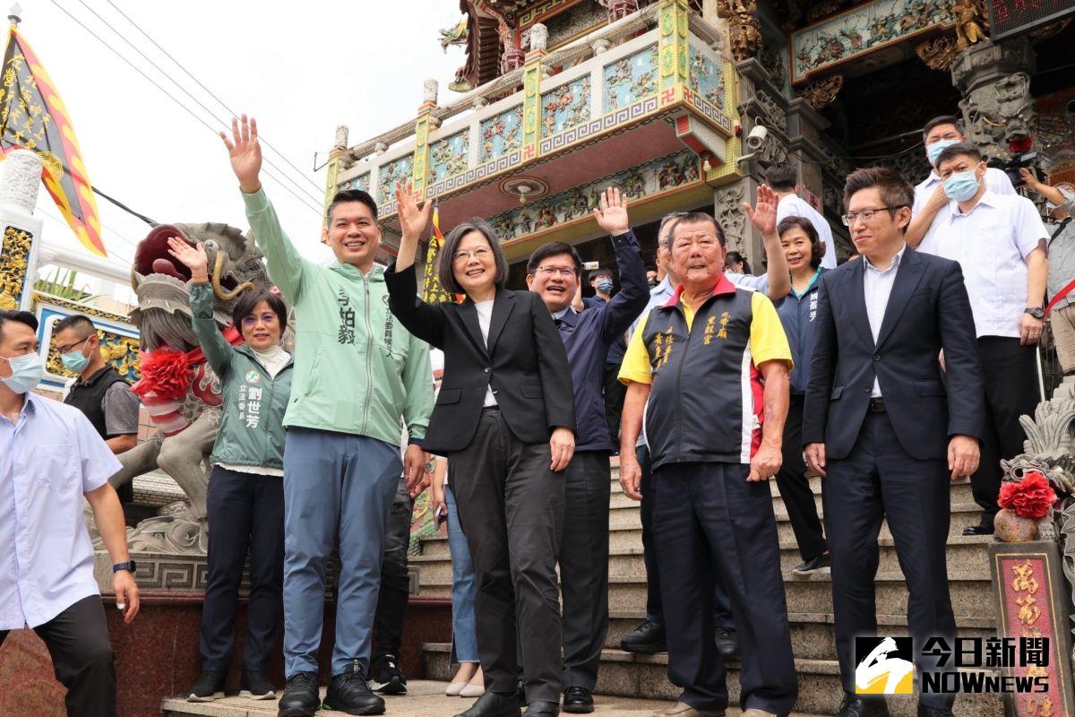 ▲總統蔡英文步出元帝廟時她也特別停下腳步，向民眾揮手致意。（圖／記者郭俊暉攝）