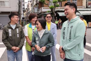 ▲民進黨立委劉世芳與立委參選人市議員李柏毅與元帝廟附近民眾寒暄。(圖/記者郭俊暉攝) ▲民進黨立委劉世芳與立委參選人市議員李柏毅與元帝廟附近民眾寒暄。(圖/記者郭俊暉攝)