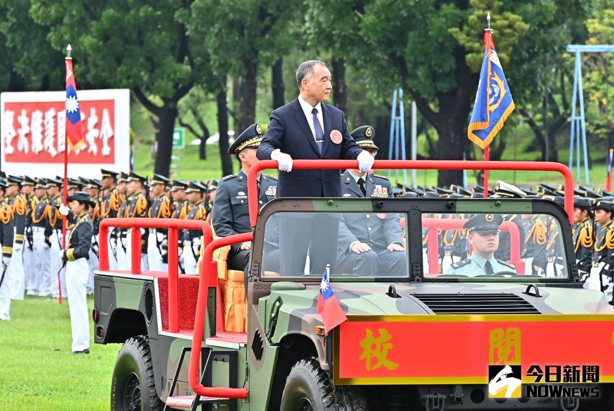 ▲黃埔建軍暨陸軍官校今天舉辦建校99週年校慶，國防部長邱國正雨中親自校閱地面部隊，包括陸、海、空軍官校等13個連隊。（圖／記者郭凱杰攝）