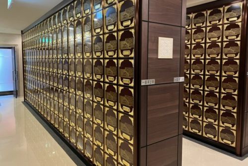 ▲大眾藉由該案例能夠得知,靈骨塔中不得放入除了骨灰以及祈福用品以外的東西,基本上如果違反規定,物品遺失殯葬業者其實不用負保管責任的!(圖/翻攝自龍巖官網) ▲大眾藉由該案例能夠得知,靈骨塔中不得放入除了骨灰以及祈福用品以外的東西,基本上如果違反規定,物品遺失殯葬業者其實不用負保管責任的!(圖/翻攝自龍巖官網)