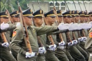 ▲打頭陣的校友連,是由官校69班到87班、軍階從中尉到上校的127名退役校友們踢正步通過司令台,博得在場人士熱烈鼓掌與喝采。(圖/記者郭凱杰攝) ▲打頭陣的校友連,是由官校69班到87班、軍階從中尉到上校的127名退役校友們踢正步通過司令台,博得在場人士熱烈鼓掌與喝采。(圖/記者郭凱杰攝)