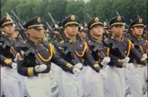 ▲官校正步連則由112班到115班學生編成,展現愛國赤誠之心別無二致,象徵世代傳承。(圖/記者郭凱杰攝) ▲官校正步連則由112班到115班學生編成,展現愛國赤誠之心別無二致,象徵世代傳承。(圖/記者郭凱杰攝)