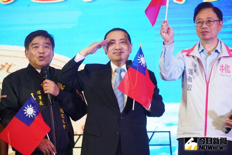▲對於黃埔軍系的力挺，侯友宜在台上向台下所有黃埔校友行禮致敬。（圖／記者李春台攝，2023.06.16）