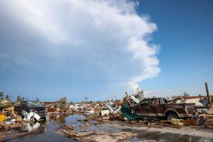 ▲美國德州（Texas）小鎮佩里頓（Perryton），當地時間15日傍晚5點多遭遇龍捲風襲擊，至少造成3人死亡，約200棟房屋被毀。（圖／美聯社／達志影像）