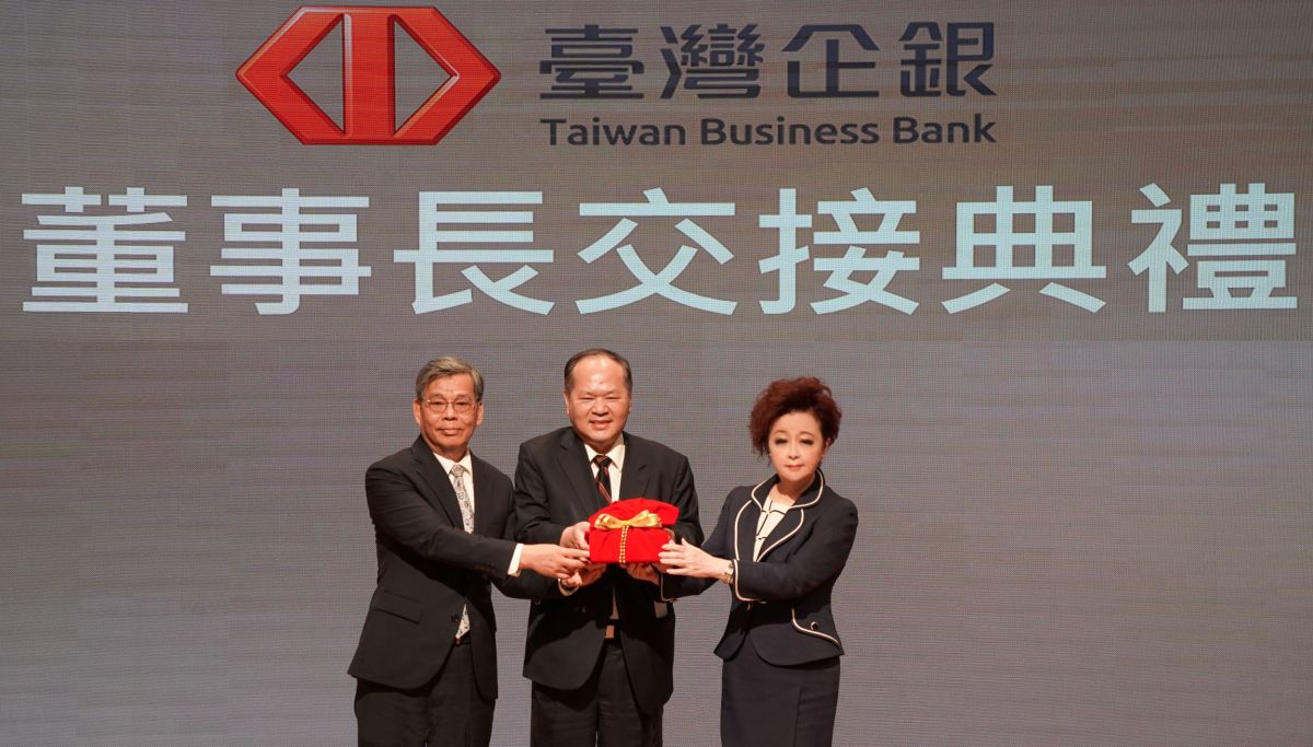 ▲劉佩真（右）在2023年6月中接任台灣企銀董事長不到2年，就因請假、銷假薪酬爭議遭司法調查，並在今（2025）年2月18日主動請辭，財政部也已核准。（圖／台灣企銀提供）