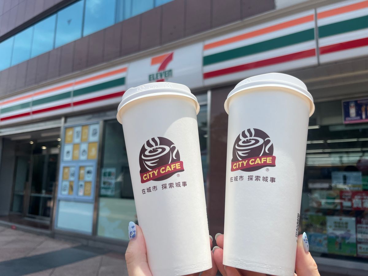 ▲7-11推出巨無霸900ml容量冰咖啡，有拿鐵、美式等熱門品項，全台門市7月10日開賣，該圖片為特大杯，非實際900ml超大咖冰咖啡杯身，僅供示意。（示意圖／記者鍾怡婷攝）