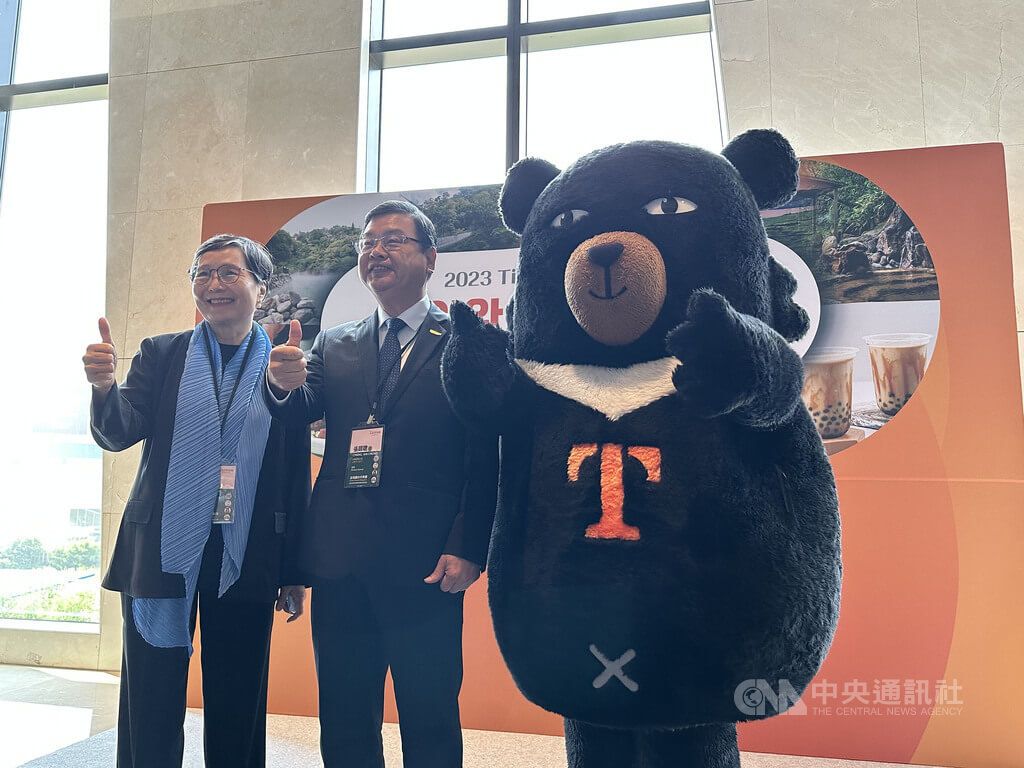 ▲台灣觀光協會會長葉菊蘭（左）與觀光局長張錫聰（中）率團赴韓交流，宣示年底台韓互訪衝刺至120萬人次目標。（圖／中央社記者廖禹揚首爾攝 112年6月16日）